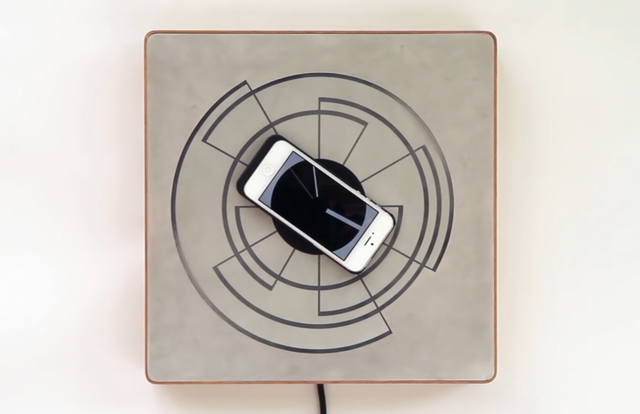 Umělecká nabíječka na mobil, která funguje i jako nástěnné hodiny