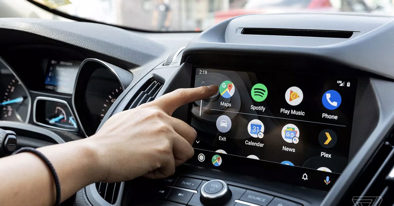 Google do automobilů přináší YouTube, Waze i Zoom