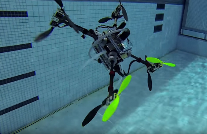Naviator je dron, který dokáže létat ve vzduchu i plavat pod vodní hladinou