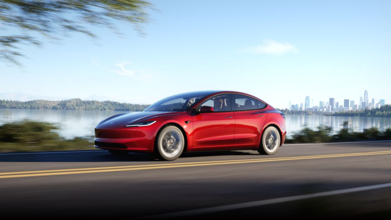 Tesla se podle Muska chystá představit robotické taxi